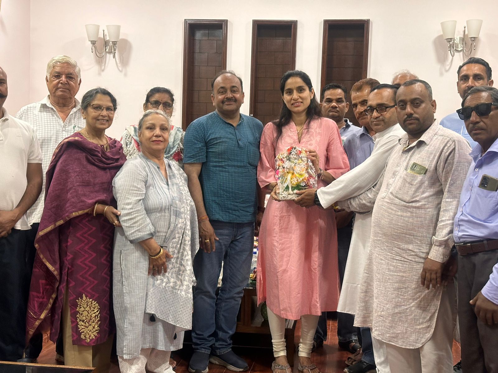 श्री मणिमहेश लंगर कमेटी हरसा मानसर ने मीनाक्षी आनंद को सम्मानित किया।